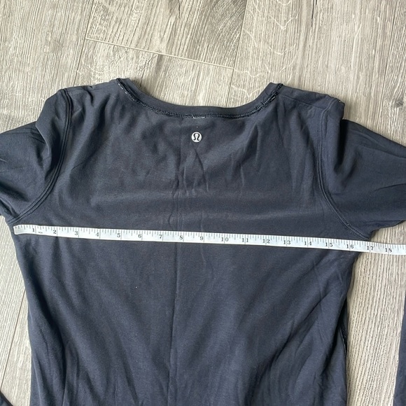 Lululemon long black-and-white abstract lined tunic. - Picture 4 of 7